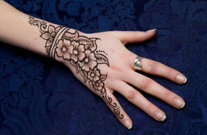 back hand mehndi design