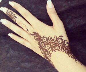 finger back hand mehndi design