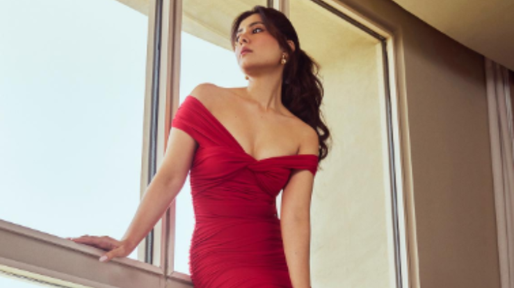 Rashi Khanna Hot Pics (2025): Sexy, Bold & Viral Photos Bikini Looks