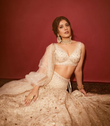Rashi Khana in beautiful traditional look