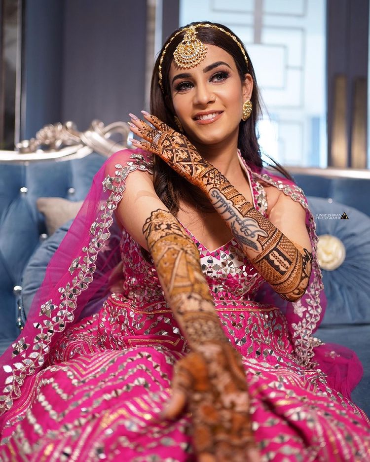 Top 10 Mehndi Poses for Bride To Be in 2023