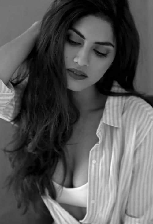 Top 10 Sapna Pabbi Hot and Sexy Photos
