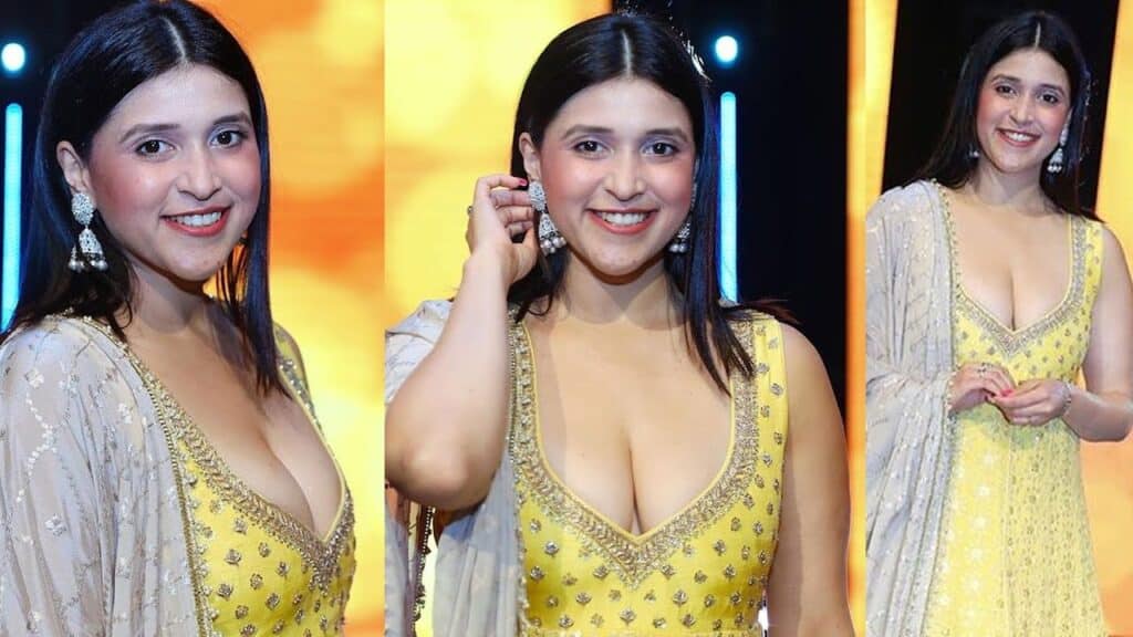 Top 10 Mannara Chopra Hot and Sexy Photos