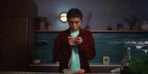 Everything Now Netflix Review: Compelling Coming-of-Age Dramedy