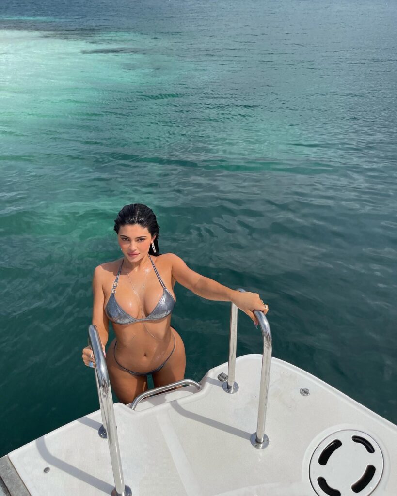 Top 10 Hot and Bold Pics of Kylie Jenner That Will Astonish You