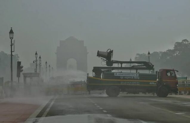 Delhi Air Pollution: AQI Reaches 500; Schools, DU Colleges Shift Online, Health Advisory Issued