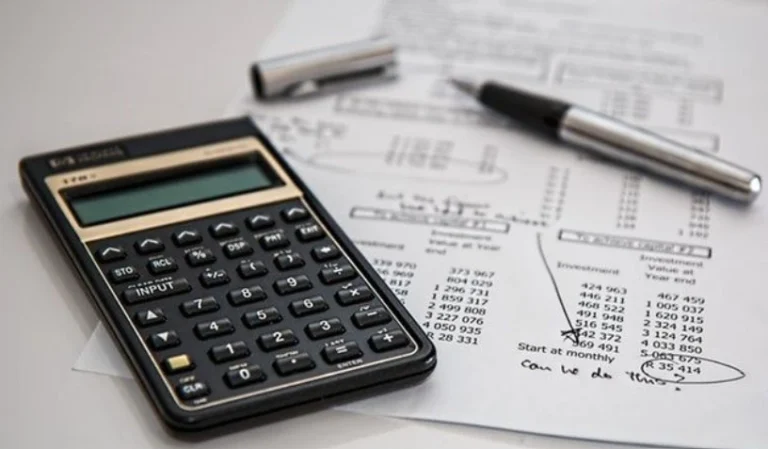 How an Investment Calculator Helps You Identify Safe Investments with High Returns in India