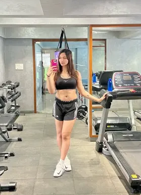 Anaya Bangar looking stunning in gym activewear