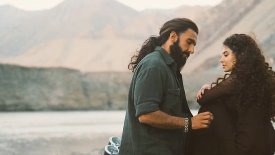 Ranveer Singh’s Dhurandhar Crosses 900 Crore Worldwide, Marches Towards 1000 Crore Club Ranveer Singh’s Dhurandhar Crosses 900 Crore Worldwide, Marches Towards 1000 Crore Club