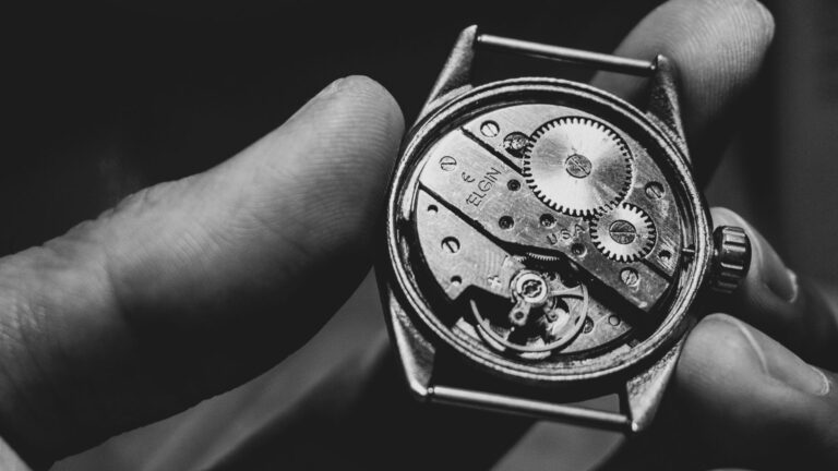 Understanding Mechanical Watch Design Through Everyday Style and Practical Features mechanical watch